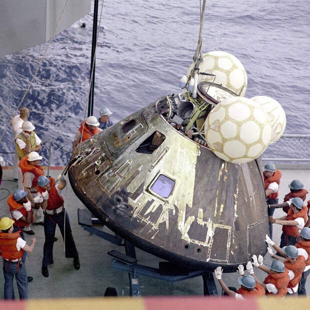 Моряки достают из воды модуль космического корабля Аполлон-13 вскоре после его посадки в открытом море. было, история, фото