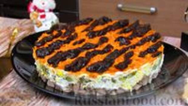 Фото к рецепту: Слоёный мясной салат с сыром, морковью и черносливом