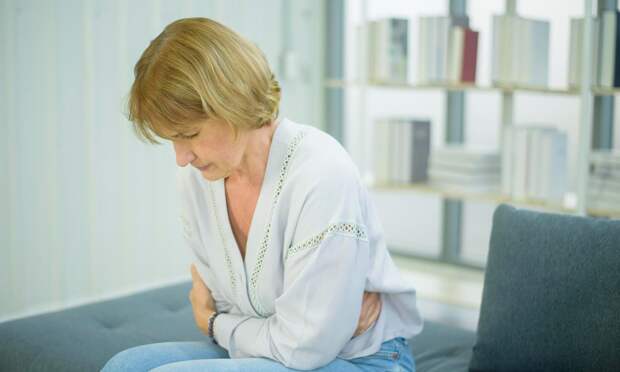 Хирург Андреев раскрыл причины, почему тянет справа или слева под ребрами