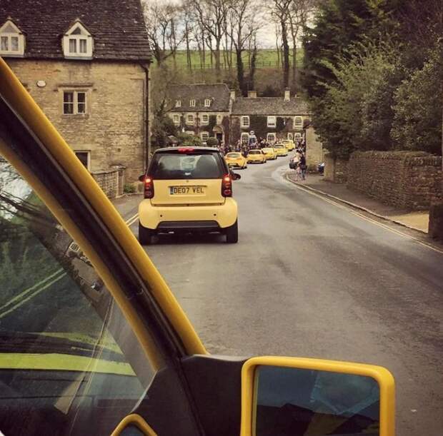 Сотни жёлтых авто приехали в деревню чтобы поддержать пенсионера авто, акция, пенсионер