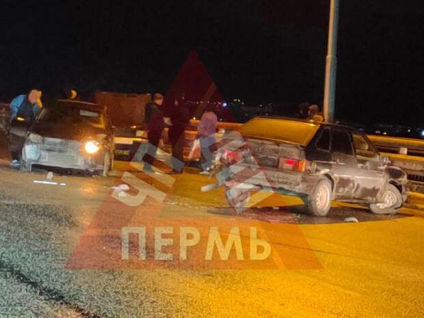Шесть автомобилей столкнулись ночью на мосту в Перми