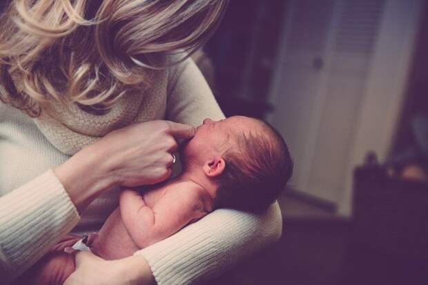 Американский суд запретил матери кормить ребенка грудью