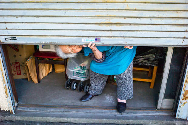 japan-street-photography-92-5808c633af86f__880