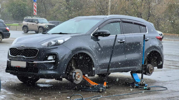 Какую кнопку в автомобиле нельзя включать при мокром снеге
