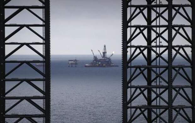 An oil platform operated by Lukoil company is seen at the Korchagina oil field in Caspian Sea, Russia October 17, 2018. Picture taken October 17, 2018. REUTERS/Maxim Shemetov