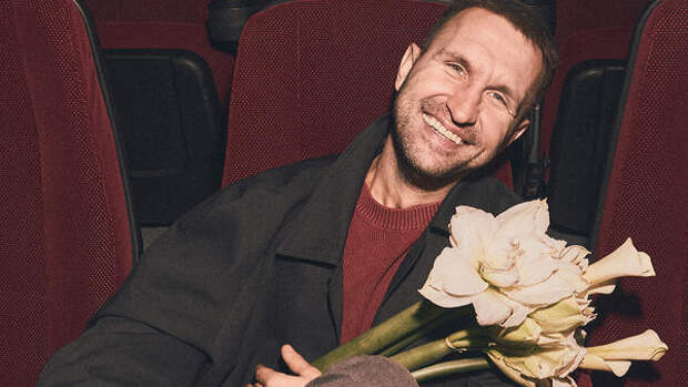 «Уволили пять раз за год»: Иван Добронравов о том, как выжить в профессии, об отце и главной ошибке детей звезд