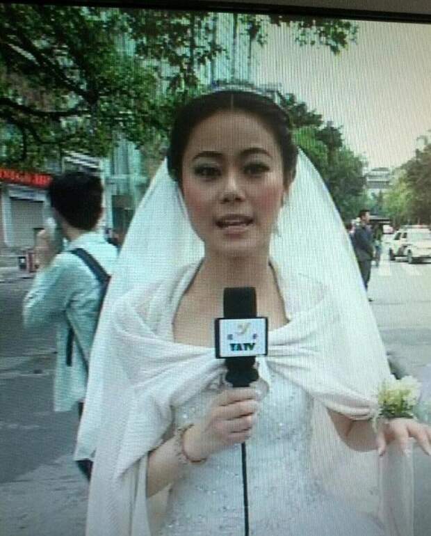 А этой журналистке пришлось сорваться с собственной свадьбы, чтобы сделать срочный репортаж невеста, прикол, свадьба, юмор