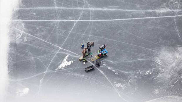Пожарные и волонтеры спасли дрейфовавших на льдине рыбаков на Колыме