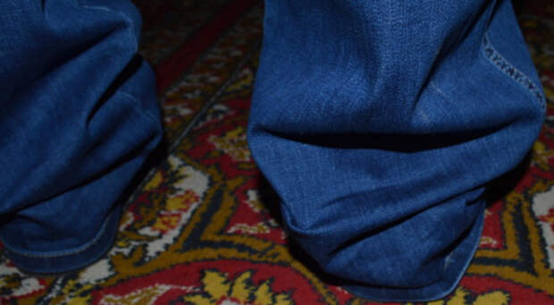 Подшиваем джинсы красиво — не обрезая и сохраняя строчку! Хитрый и простой способ , чтобы это не было заметно…