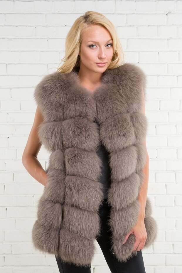 Выбирая новую одежду, важно обращать внимание не только на качество и красоту, но и на актуальность моделей. Дело в том, что вещи, которые давно вышли из моды и устарели, способны добавить возраст.-6