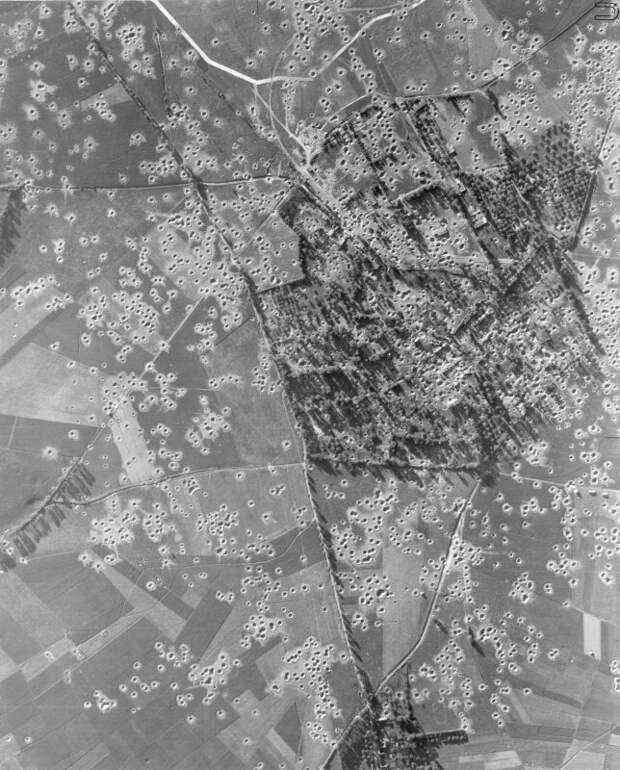 Это французская деревня Бовуар, стартовая площадка Первой мировой бомбы, взрывы, воронки, исторические факты