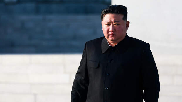 Ким Чен Ын проехал за рулем новой крупнокалиберной РСЗО