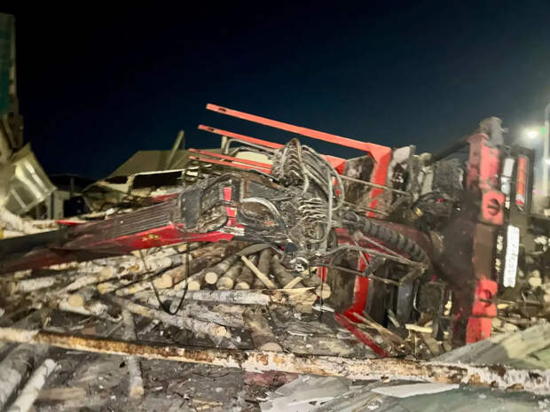 Выживший при столкновении лесовоза в Чите находится в реанимации