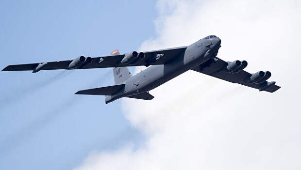 Американский бомбардировщик B-52 в воздушном пространстве Литвы во время учений НАТО Американский бомбардировщик B-52 в воздушном пространстве Литвы во время учений НАТО