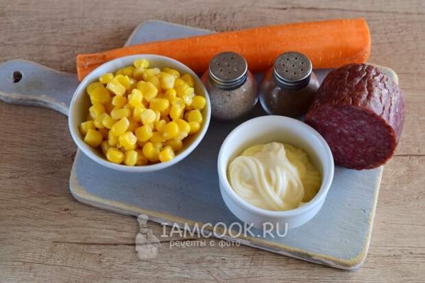 Ингредиенты для салата с морковкой, копченой колбасой и кукурузой