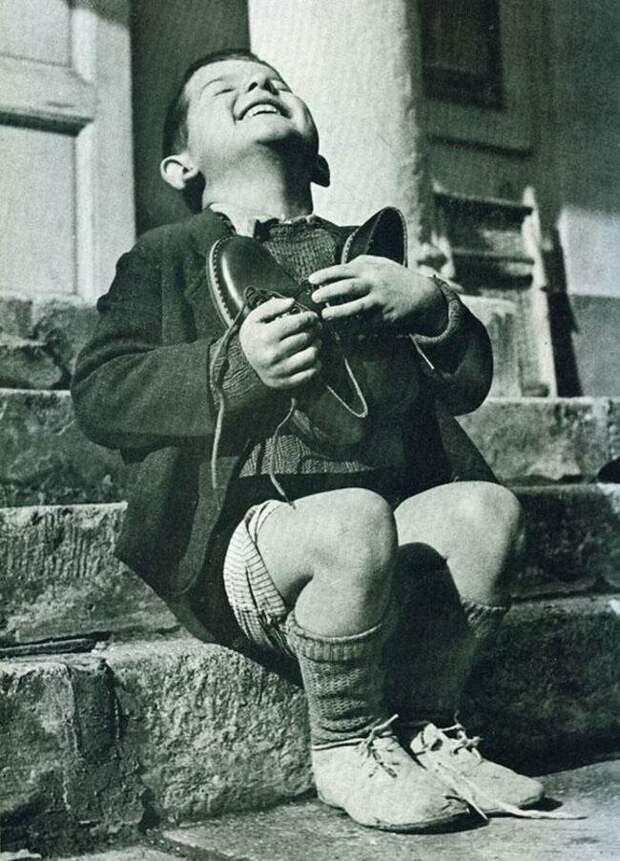 Австрийский мальчик невероятно взволнован, он получил свою первую пару новых туфель за последние годы (1946) история, ретро, фото, это интересно