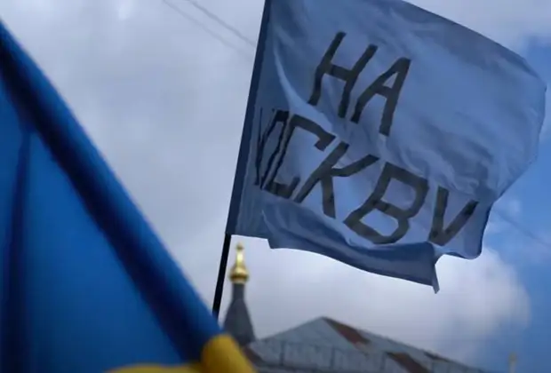 Полиция Житомира срезала георгиевские ленты с портретов ветеранов ВОВ - освободителей города от нацистов