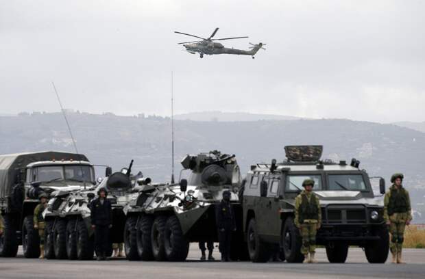 Ми-28Н патрулирует авиабазу ВКС РФ Хмеймим в Сирии