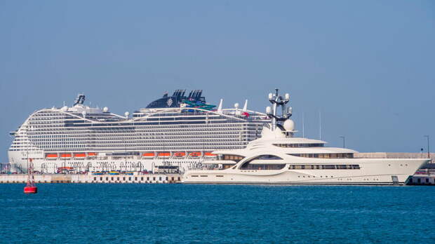 Около 200 россиян заставляют покинуть застрявший в Катаре круизный лайнер