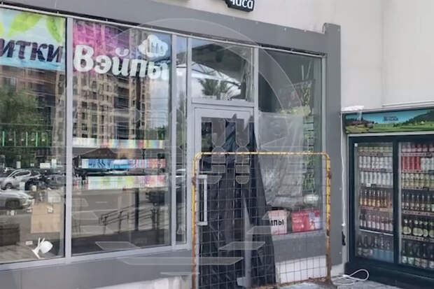 Shot: в Химках родители одной из жертв педофила разнесли топором его магазин