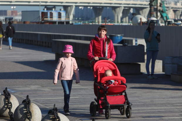 Более 615 тысяч петербургских семей сегодня воспитывают порядка 1 млн юных петербуржцев