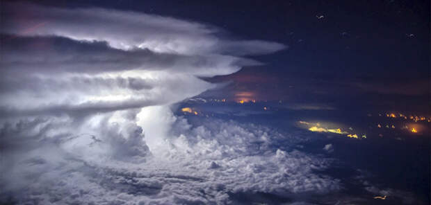 Pilot flies above the thunderstorm to get a perfect shot of it at 37000 feet 577fab208a13b  880