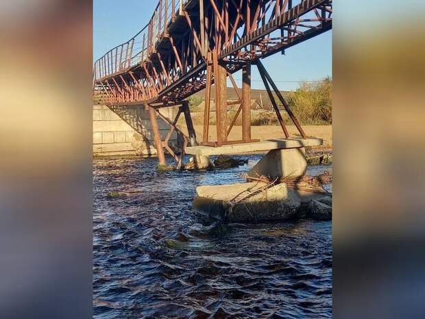 Состояние пешеходного моста в Чернышевске угрожает жизни людей