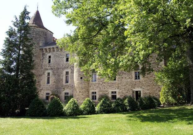 Chateau De Codignat выглядит сказочно. /Фото: cf.bstatic.com