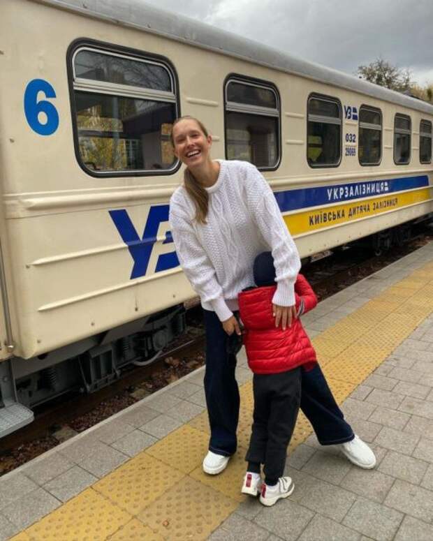 Екатерина Осадчая побывала со средним сыном на детской железной дороге