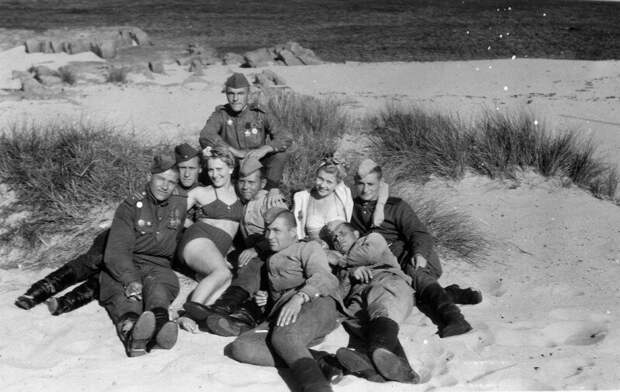 Советские солдаты отдыхают на пляже острова Борнхольм. 1945-1946 года. Дания.  история, люди, факты