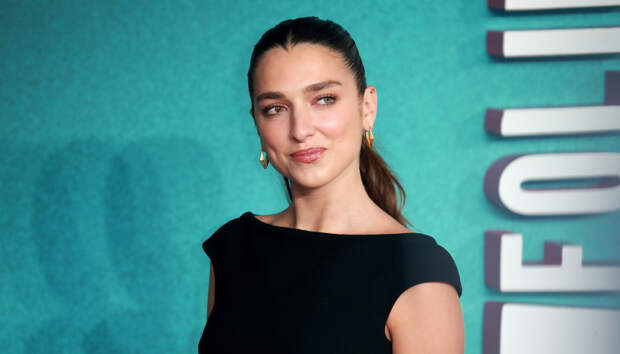 Сестра Дуа Липы Рина вышла на публику в мини-платье