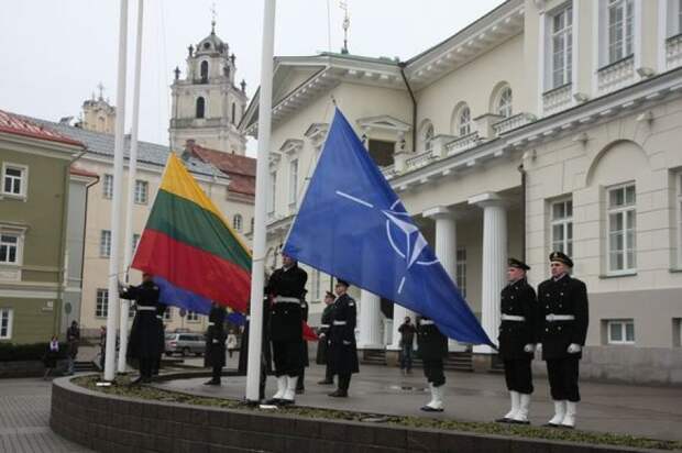 NATO ir Lietuva_vėliavos