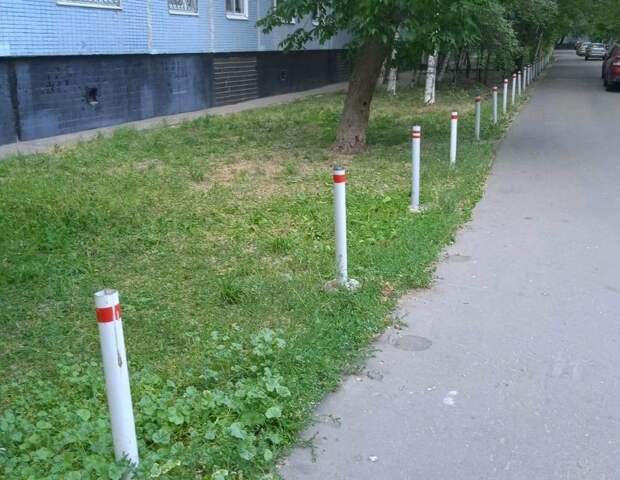 Антипарковочные столбики вернули на место вдоль дома на Донецкой