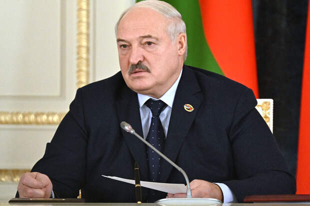 Лукашенко назвал работу президентом чепухой по сравнению с дойкой коров