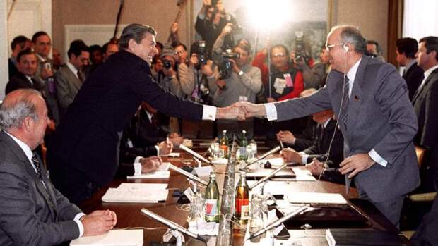 Советско-американская встреча на высшем уровне. Переговоры Генерального секретаря ЦК КПСС Михаила Горбачева и президента США Рональда Рейгана в советском Представительстве в Женеве. 1985 год