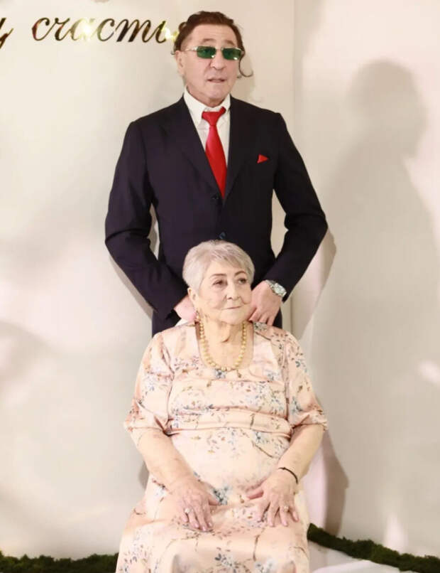 Роскошная дама: Лепс показал маму, которой исполнилось 90