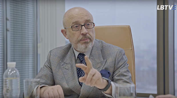 Дебила видите? Нет? А он есть!