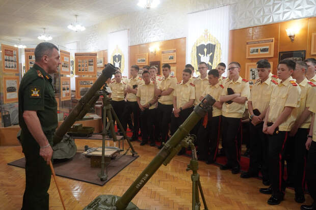 В Михайловской военной артиллерийской академии проходят летнюю учебную практику суворовцы и кадеты