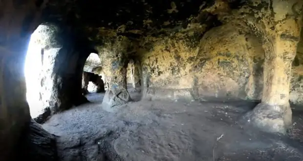 Пещеру называют Якорной. Она была заброшена после смерти опального короля.