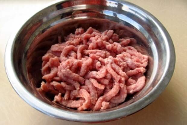 Мясо пропустить через мелкую решётку мясорубки вместе с 1 луковицей.