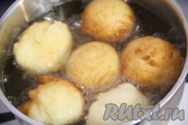 Растительное масло хорошо разогреть. Опустить пончики из творога в масло. 