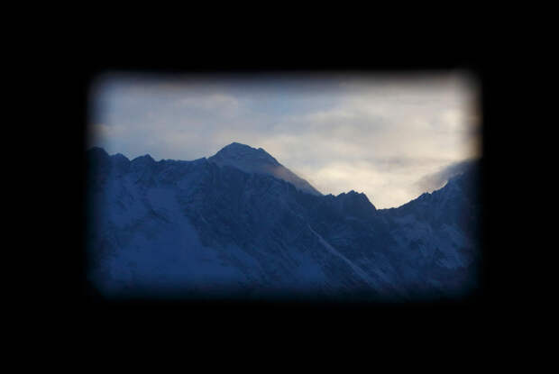 Гора Эверест, вид из окна монастыря в Тенгбоче