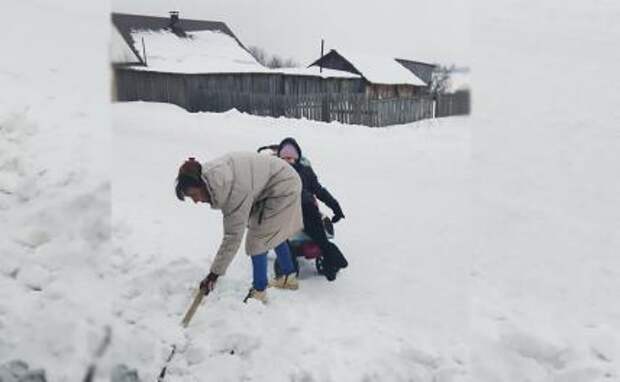 На фото: Оксана Фарафонова с дочерью: на обязательных работах и во дворе жилого дома