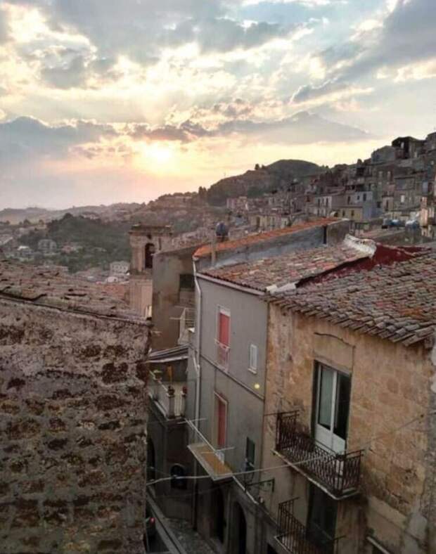 Женщина воспользовалась выгодным предложением и купила дома в Сицилии по одному евро