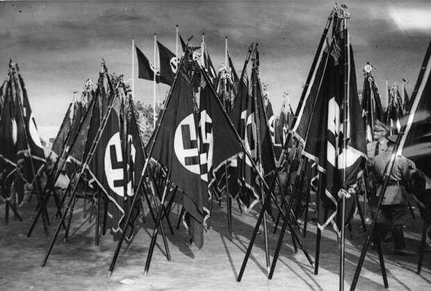 Флаги на собрании фашистов в Нюрнберге, Германия. 13 сентября 1935 года