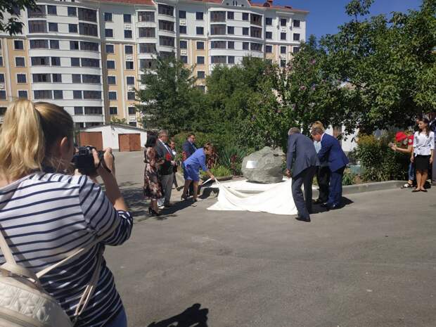 В Симферополе установили памятный знак в честь 214 воспитанников детдома, зверски убитых нацистами