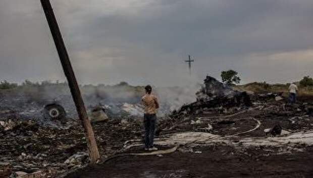 На месте крушения малайзийского самолета Boeing 777 в районе города Шахтерск Донецкой области. Архивное фото
