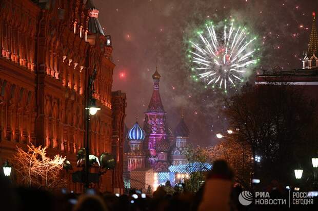Праздничный салют во время празднования Нового года в Москве
