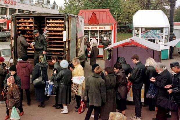 Разнообразная торговля на улице, 1998 год, Москва история, картинки, фото