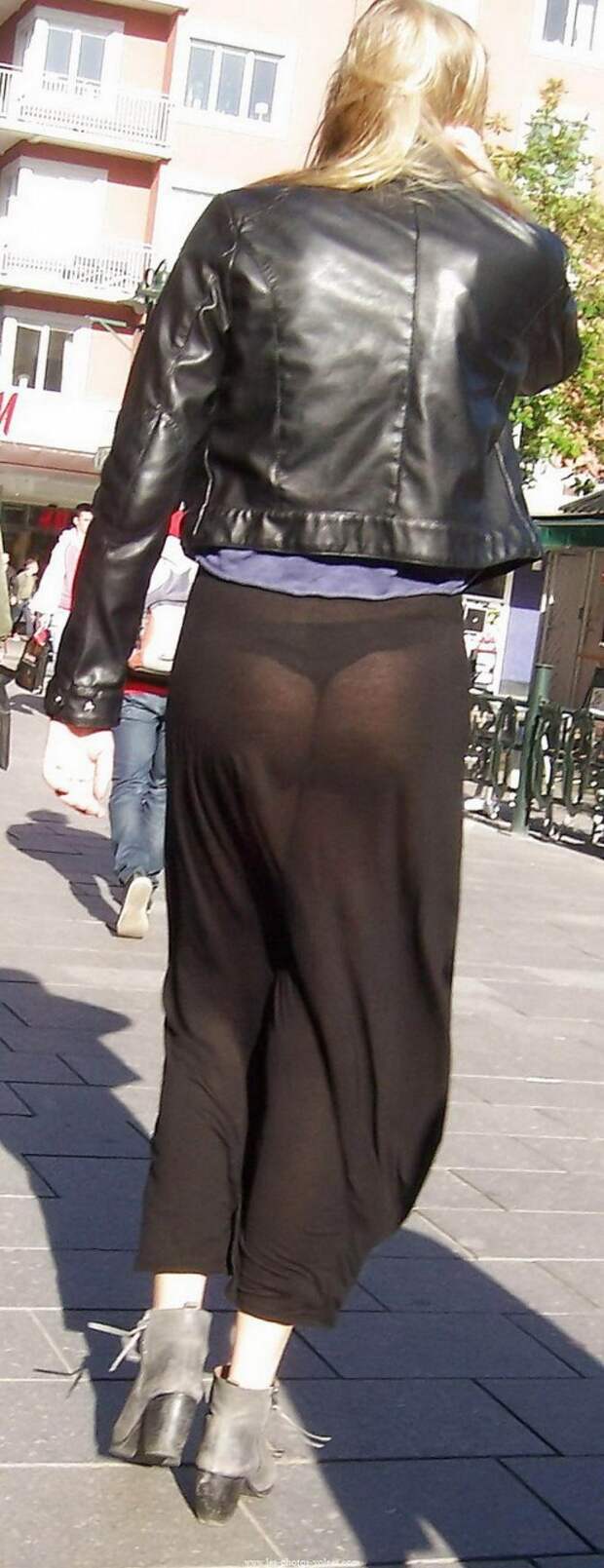 Прозрачные брюки девушки